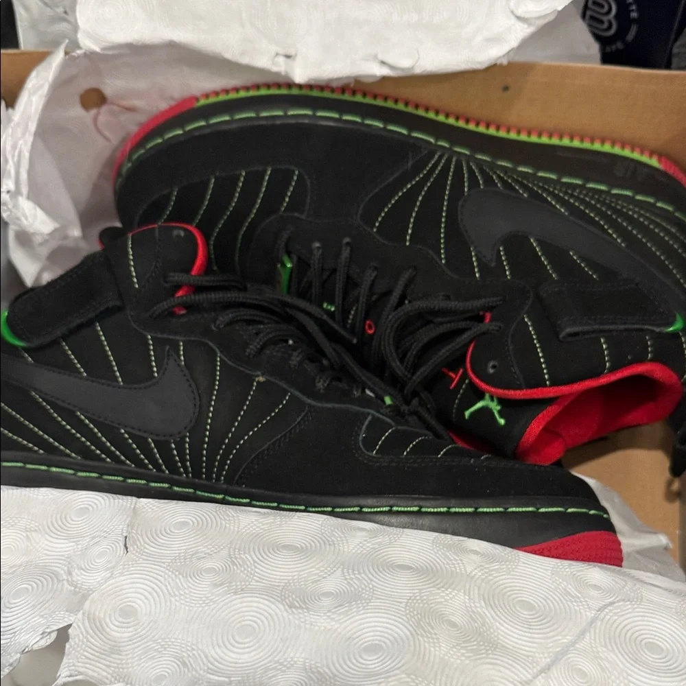 Nike Black and Red Men's Sneakers with Green Accents - Picture 6 of 8